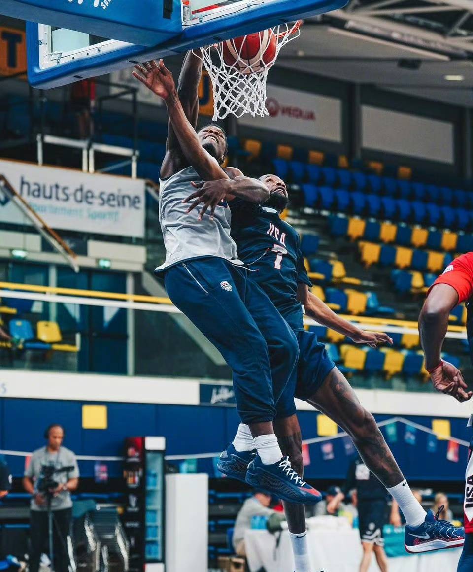 九游体育-杜兰特重返赛场，锐不可当首场状态出色，西班牙队观众沸腾！