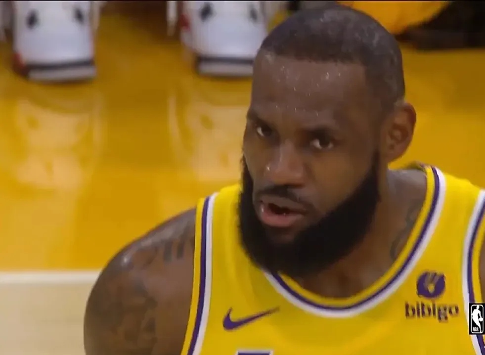 九游-包含詹姆斯迎来二十赛季高光表现，快船球迷沸腾！的词条