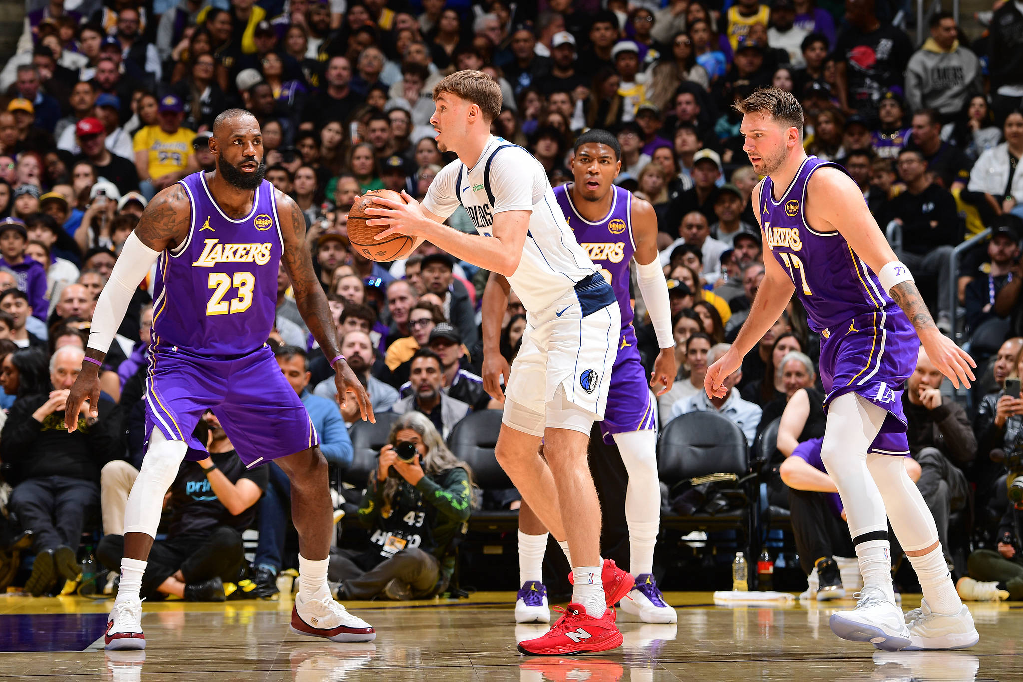 九游- 詹姆斯在独行侠比赛中出色防守,绝杀引发热议的球员 